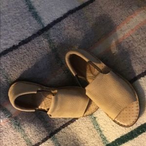 Like new Born closed heel sandal 7-1/2 M Tan